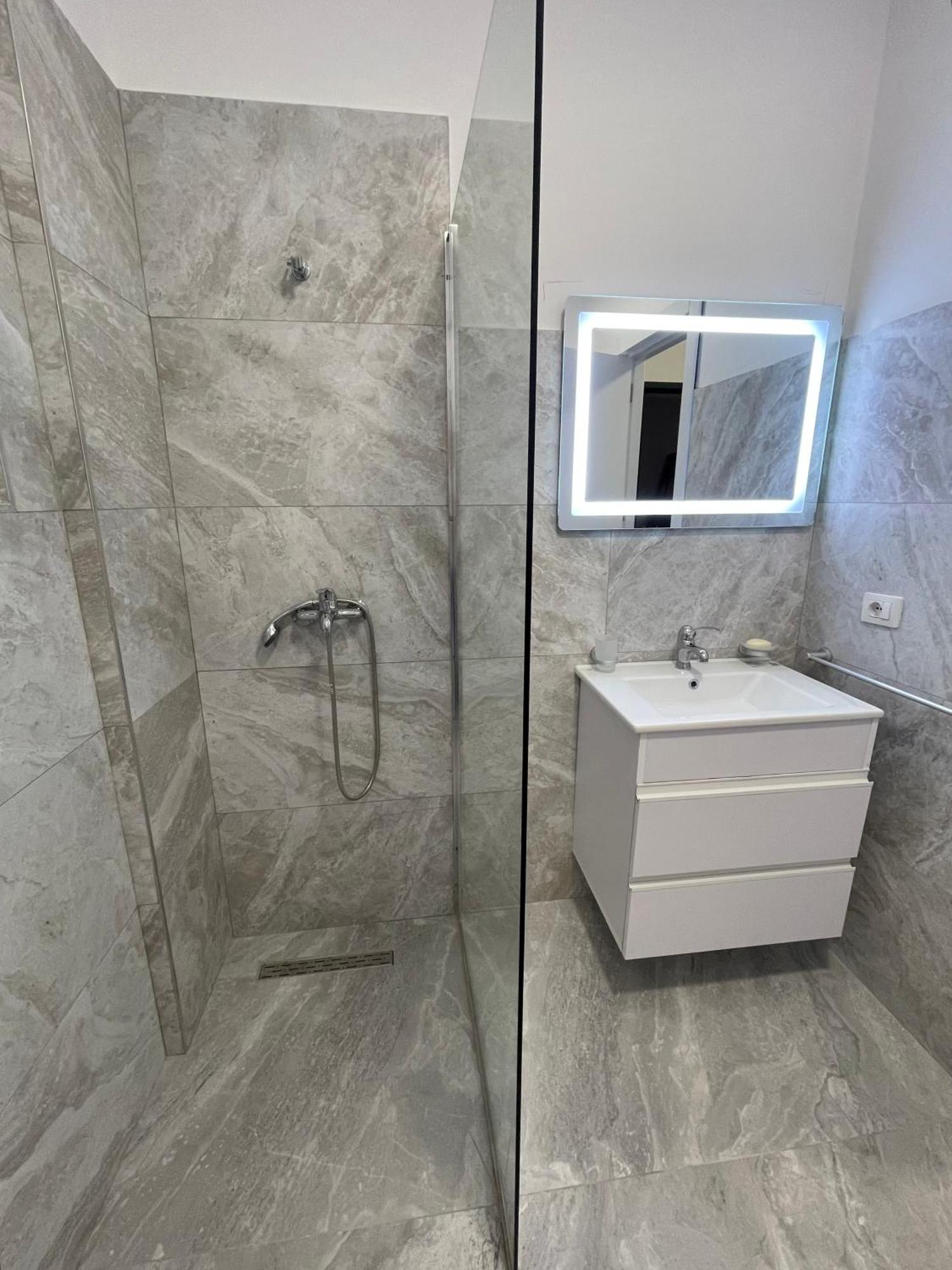 Modern Apartment In Central Vlorë Exterior foto