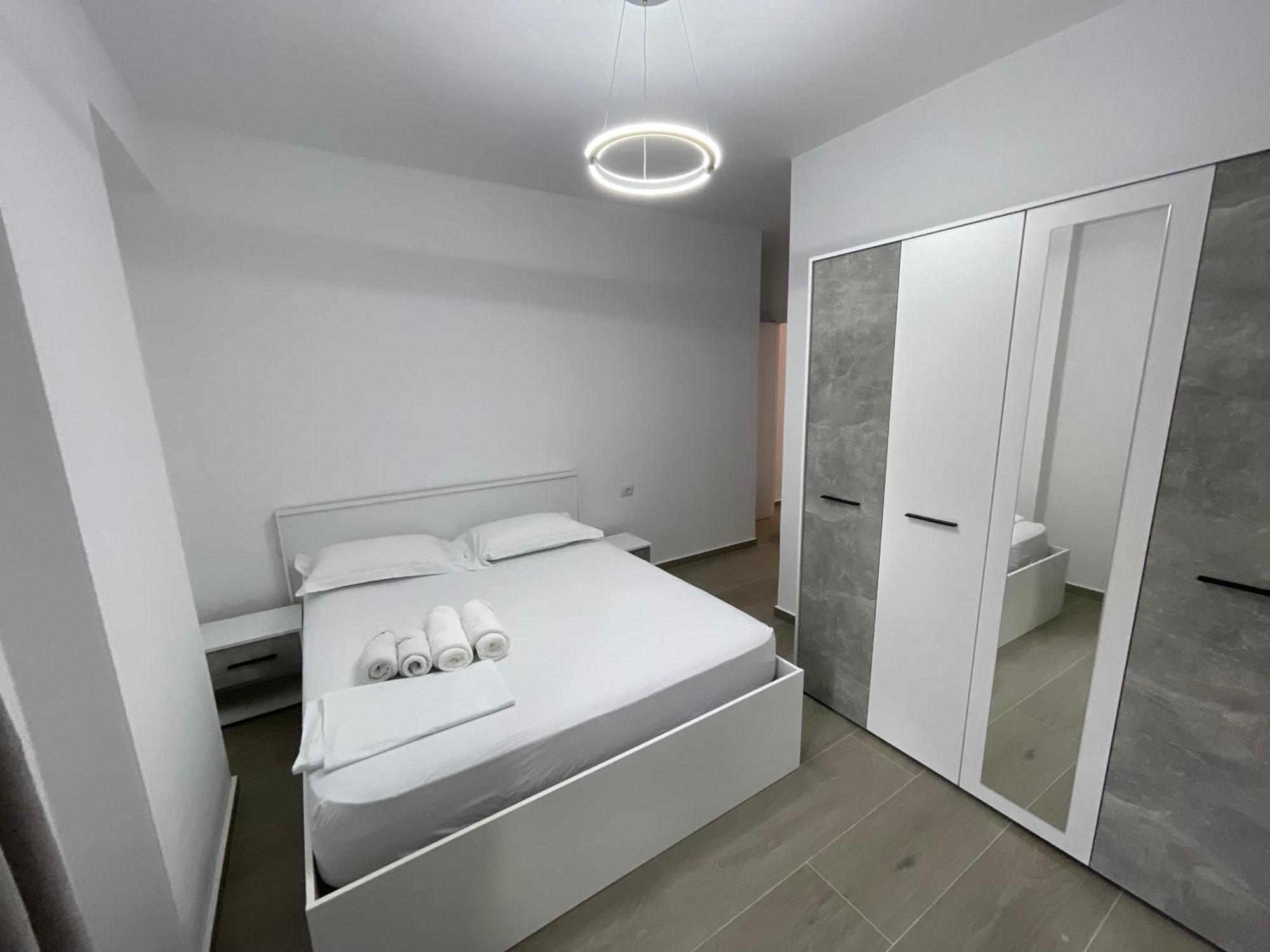Modern Apartment In Central Vlorë Exterior foto