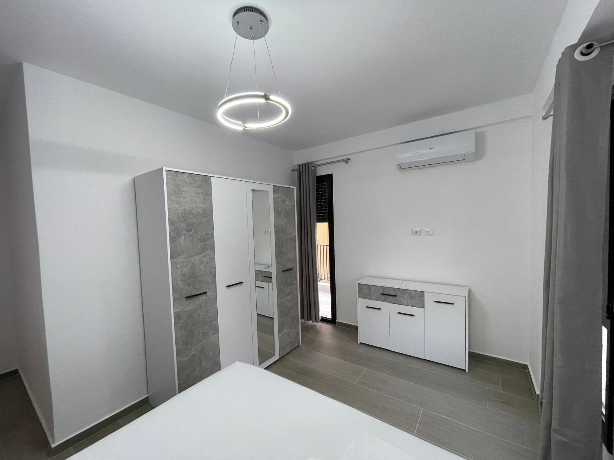 Modern Apartment In Central Vlorë Exterior foto